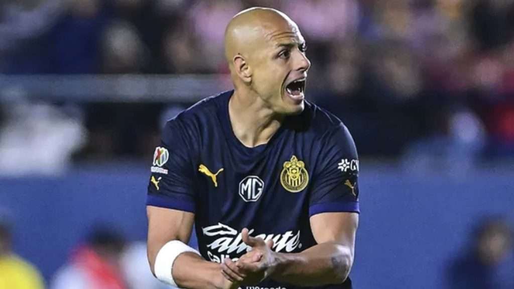 Chicharito marca su primer gol con Chivas y su festejo desata una polémica