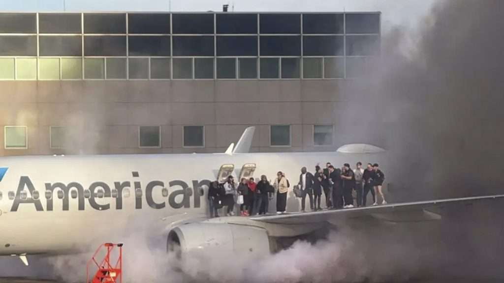 Pasajeros huyen de un avión en llamas en Denver