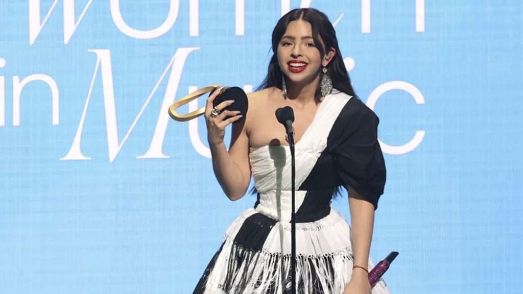 Ángela Aguilar rompe el silencio tras críticas y recibe premio en Billboard Women in Music