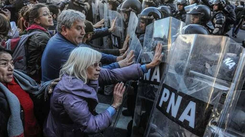 Buenos Aires: 103 detenidos y 20 heridos en protesta por jubilados