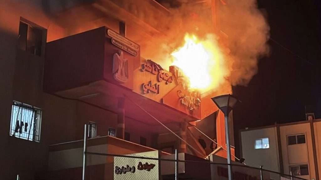 Reportero de Al Jazeera capta en vivo bombardeo en Gaza