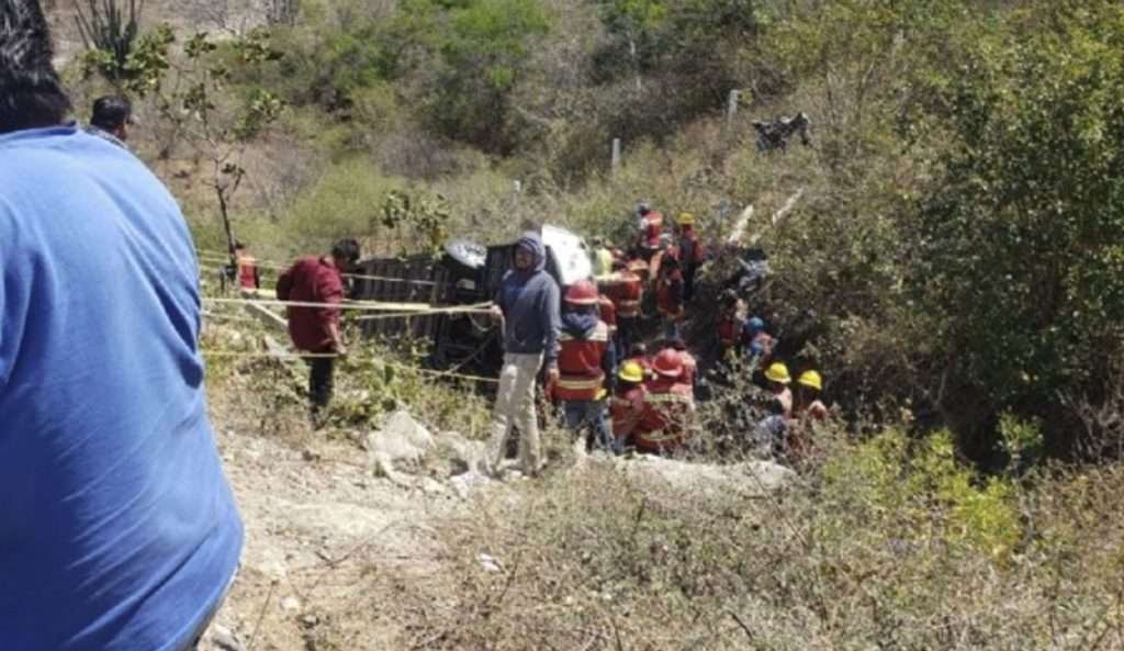 ¡Tragedia en Oaxaca! Volcadura de autobús deja 18 fallecidos