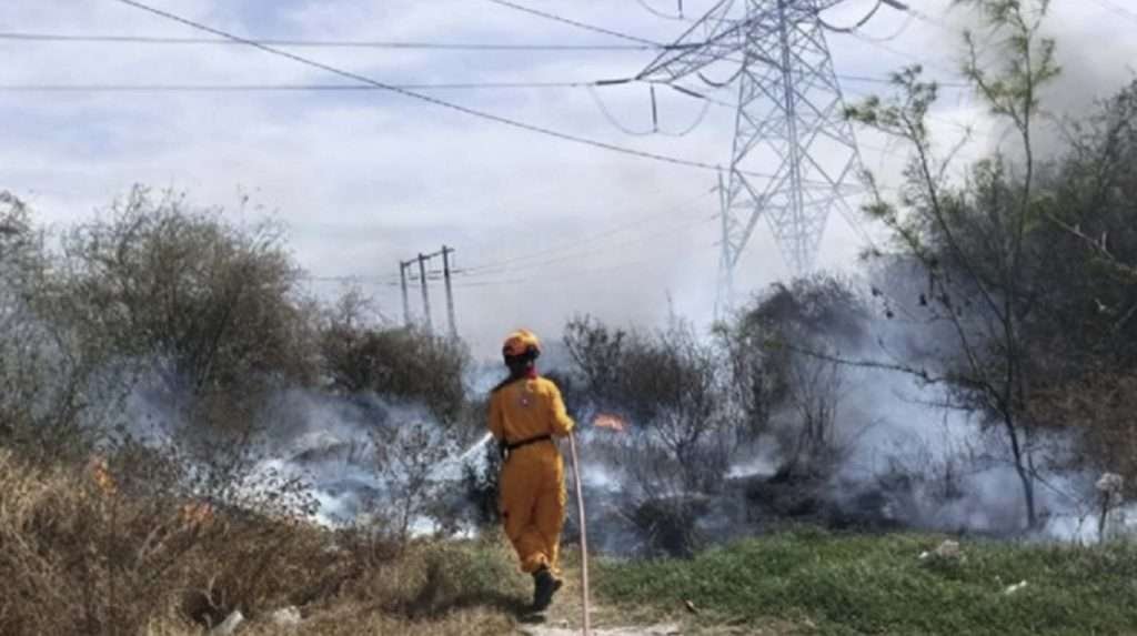 Incendio en Cerro del Topo Chico: héroes anónimos enfrentan el fuego