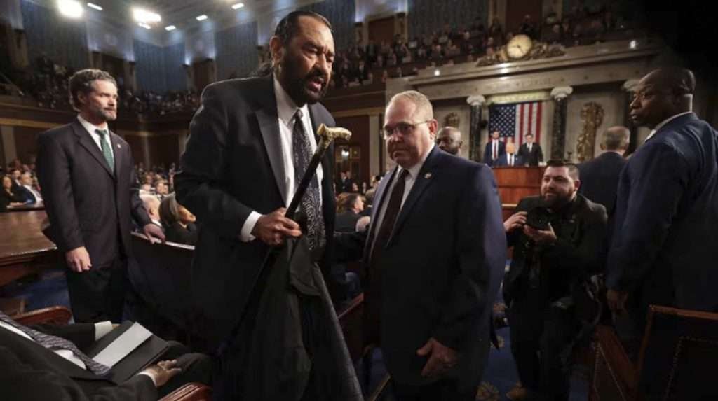 Expulsan a congresista Al Green por protestar en discurso de Trump