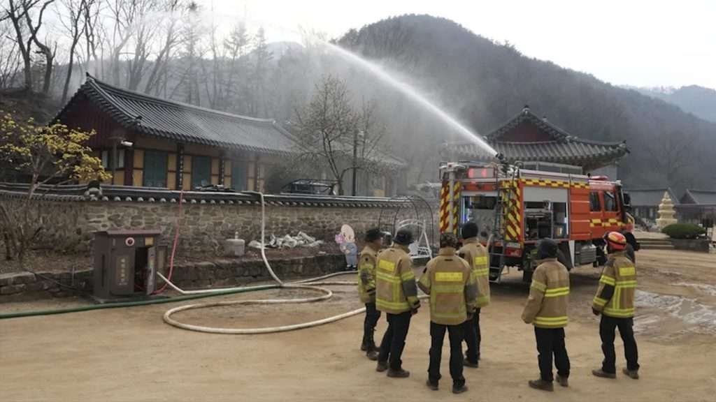 Corea del Sur lucha para contener incendios forestales masivos