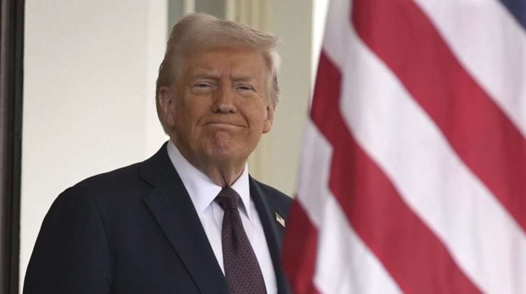 Trump firma orden ejecutiva que designa al inglés como idioma oficial de EE.UU.