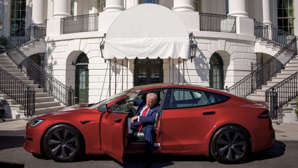Trump propone enviar a El Salvador a quienes vandalicen autos Tesla