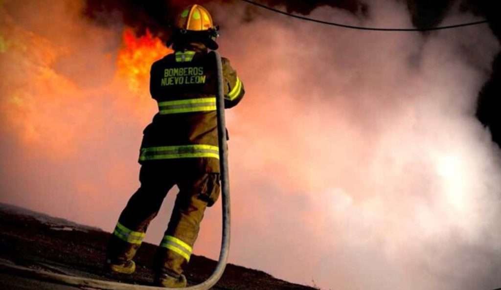 Pasajeros huyen de un autobús atrapado por el fuego en Nuevo León