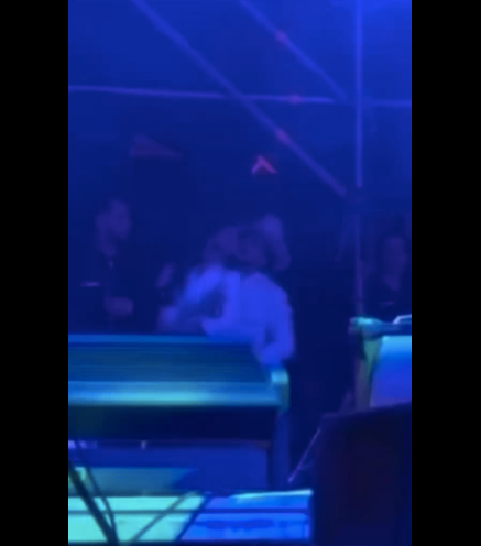 Ángela brilla en el escenario, Nodal la aplaude tras bambalinasAhora, la pareja vuelve a dar de qué hablar tras su aparición en la Feria de las Fresas Irapuato 2025, donde aunque estuvieron juntos, evitaron compartir escenario. ¿Están tomando distancia para calmar las críticas? Ángela brilla en el escenario, Nodal la aplaude tras bambalinas En el evento, Ángela Aguilar subió al escenario junto a su padre, Pepe Aguilar, y su hermano Leonardo, interpretando algunos de sus mayores éxitos. Durante su presentación, cantó el tema "Dime Cómo Quieres", la famosa colaboración con su ahora esposo, Christian Nodal. Sin embargo, aunque el público coreó el nombre del cantante esperando verlo en el escenario, Nodal permaneció entre bastidores, evitando compartir reflectores con Ángela. Su presencia no pasó desapercibida, ya que varios asistentes lo captaron aplaudiendo y apoyando a su esposa en todo momento. Abrazos y besos "a escondidas" lejos del escenario A pesar de no cantar juntos, Nodal y Ángela sí compartieron cálidos momentos en privado. En videos difundidos en redes sociales, se les vio abrazándose y besándose en las gradas mientras disfrutaban del concierto de Pepe Aguilar. Uno de los momentos más comentados fue cuando, al ritmo de "Perdóname", de Pepe Aguilar, Nodal abrazó a Ángela, quien sostenía una cerveza y sonreía emocionada. Estas imágenes han generado especulaciones sobre la estrategia de la pareja: mantener su romance alejado del escenario para evitar más controversias. ¿Están separando sus carreras para "limpiar su imagen"? Desde que hicieron pública su relación, Christian y Ángela han sido criticados por la rapidez con la que iniciaron su romance tras la ruptura del cantante con Cazzu. Ahora, todo indica que han decidido marcar límites profesionales para evitar seguir alimentando la polémica. Antes, la pareja solía aparecer junta en cada concierto y cantar sus colaboraciones en vivo. Sin embargo, ahora han optado por mantenerse a la sombra el uno del otro en los escenarios, aunque siguen mostrandose cariñosos en privado. La reacción de los fans: ¿apoyo o crítica? Las redes sociales han reaccionado divididas ante esta nueva estrategia de la pareja. Mientras algunos fans los apoyan y celebran su amor, otros creen que intentan "desesperadamente" cambiar la narrativa mediática tras el revuelo causado por Cazzu y su reciente canción. Por ahora, lo que es claro es que Nodal y Ángela continúan juntos y felices, aunque de manera más discreta. ¿Seguirán ocultándose del público o pronto volveremos a verlos cantar juntos?