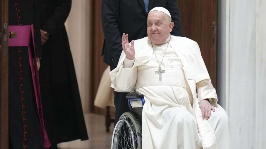 El Papa Francisco mejora notablemente, pero seguirá hospitalizado