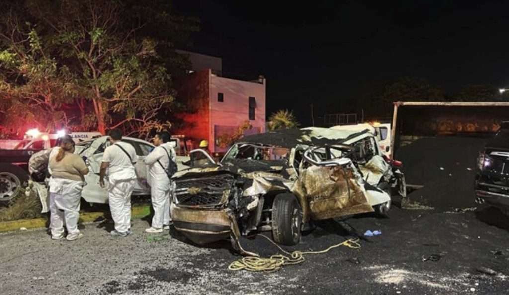 Accidente en la carretera Playa del Carmen-Cancún: volquete causa carambola