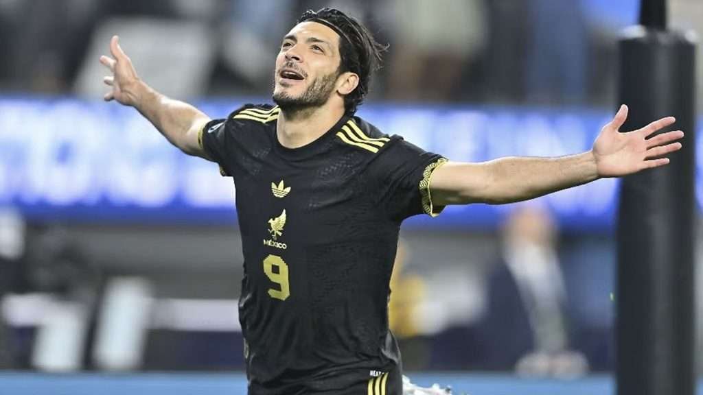 Raúl Jiménez hace historia: entra en el top 3 del Tri