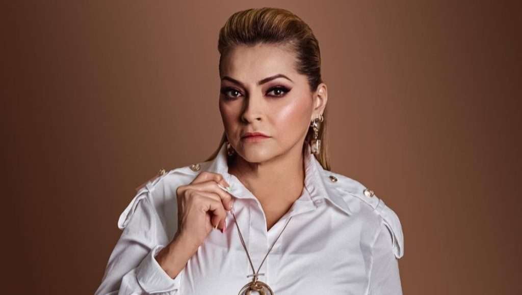Rocío Banquells sufre aparatosa caída en pleno show