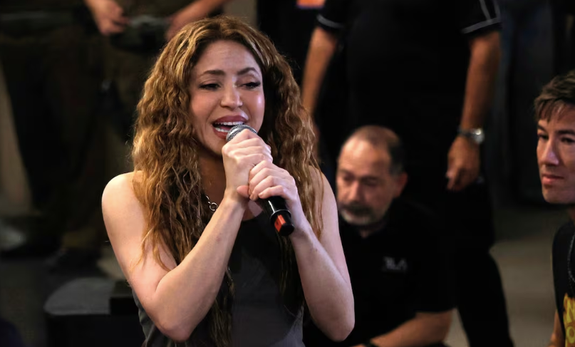 Shakira canta en las calles de Chile tras cancelar concierto