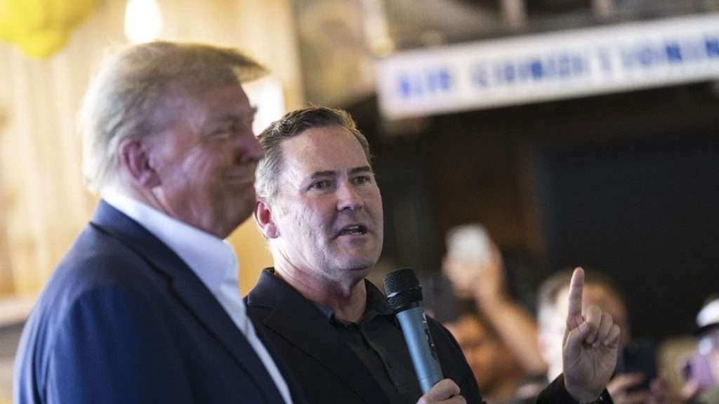 Trump minimiza filtración de planes militares y defiende a su asesor