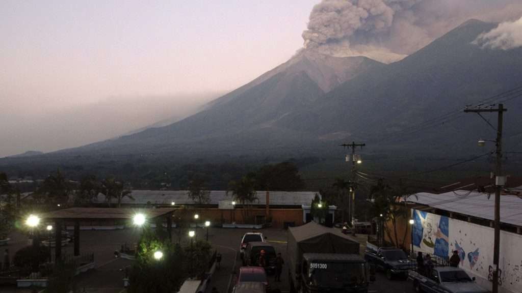 Guatemala: Evacúan a 1.000 personas por erupción del volcán de Fuego