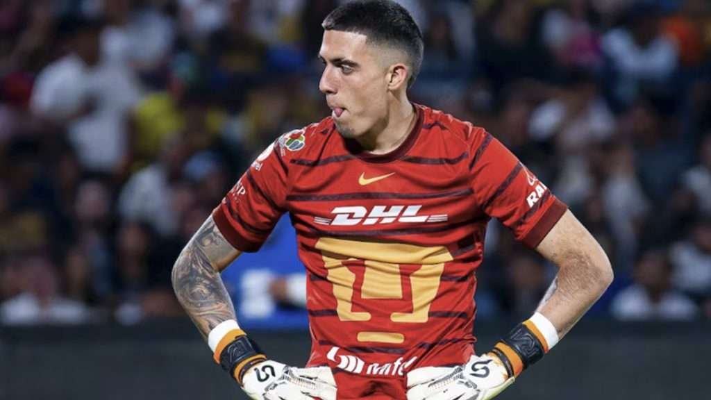 Alex Padilla, portero de Pumas comete terrible error