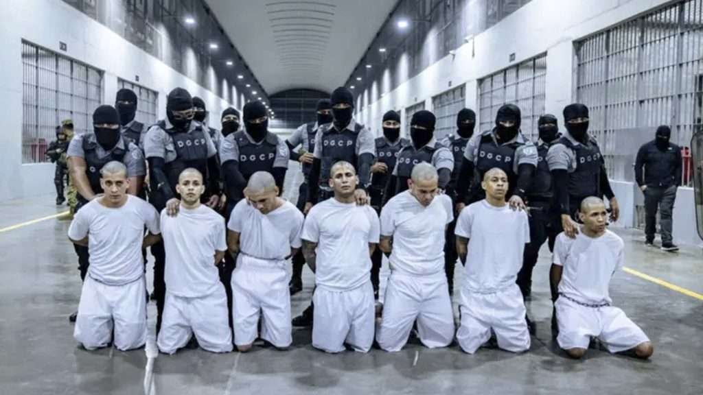 Controversia por deportaciones a El Salvador: EE.UU. envía reos al Cecot
