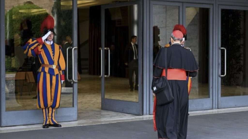 El cardenal Giovanni Becciu no entrará en el Cónclave