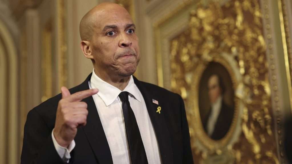 Cory Booker rompe récord con un discurso de 25 horas contra Trump