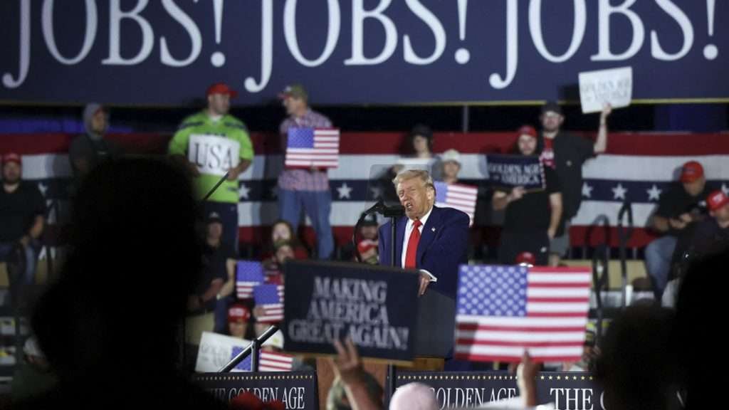 Donald Trump celebra 100 días de gobierno rodeado de sus simpatizantes