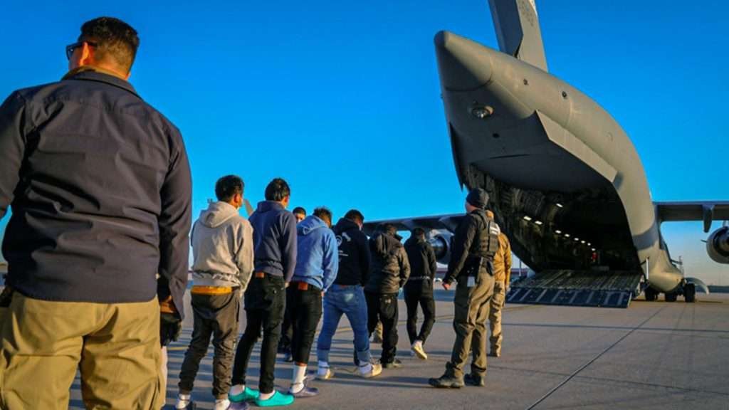 Trump ofrece mil dólares y boleto a migrantes que acepten autodeportarse