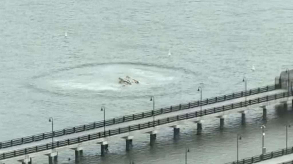 Helicóptero cae en el río Hudson