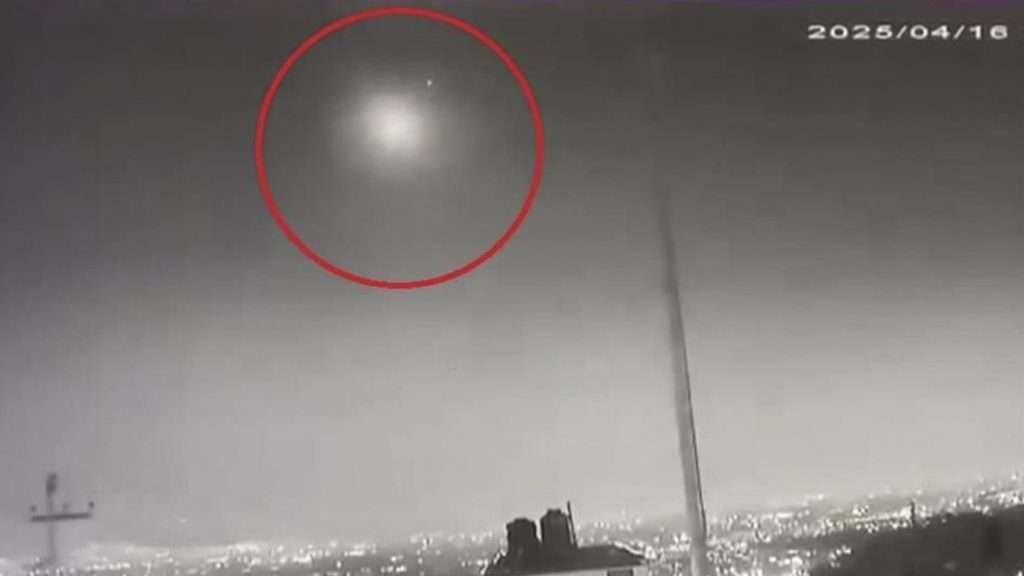 Un meteoro sacude el cielo de CDMX con un fuerte estruendo