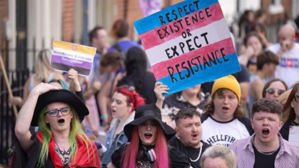 Reino Unido excluye a mujeres trans de definición legal de “mujer”