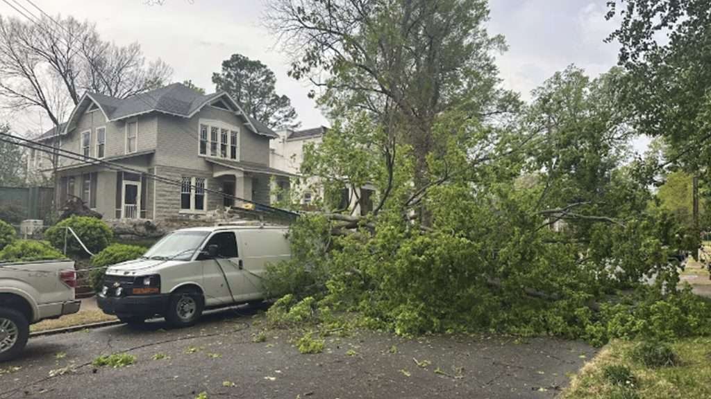 Tornados azotan EE.UU.: 5 muertos y alerta de inundaciones