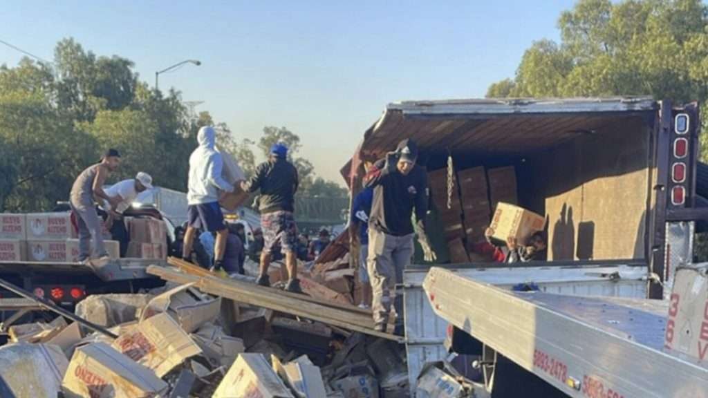 Caos en Tlalnepantla: tráiler vuelca en peligrosa curva
