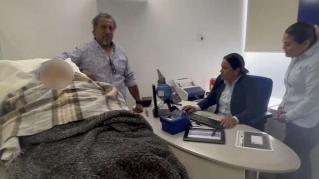Banco obliga a adulta mayor de 96 años a acudir en camilla a sucursal
