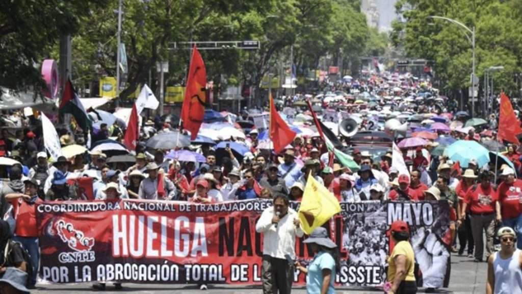 CNTE inicia huelga nacional con plantón en el Zócalo pese a aumento salarial