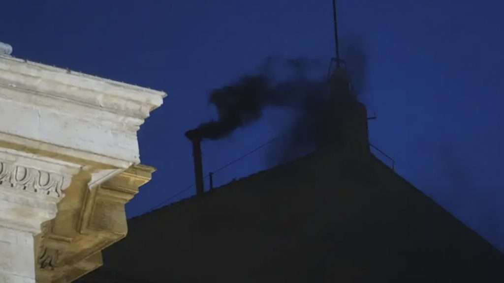 Fumata negra en el Vaticano: sin acuerdo para elegir al sucesor del papa Francisco