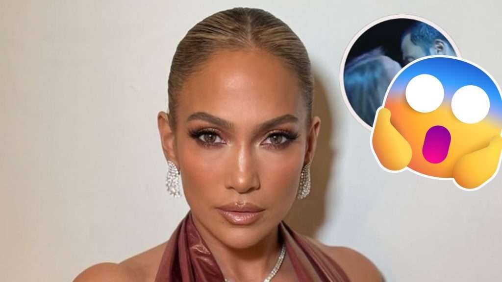 Jennifer López impacta en los AMAs 2025 con beso viral en vivo