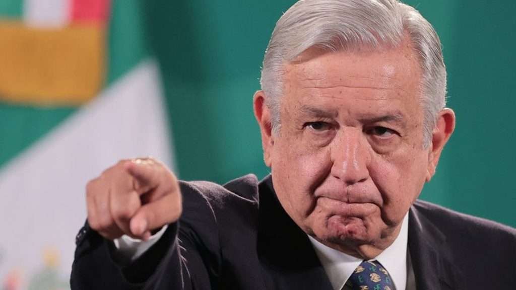 AMLO reaparece tras su retiro: vota y alaba a Sheinbaum