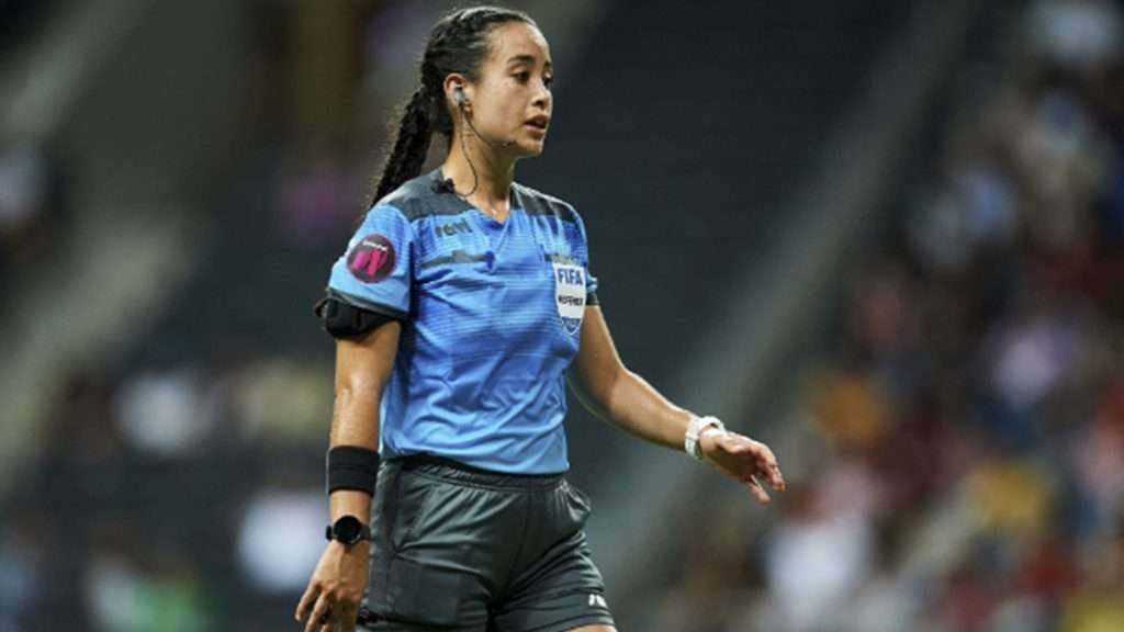 Katia Itzel hace historia al debutar en la Copa Oro varonil como árbitra central