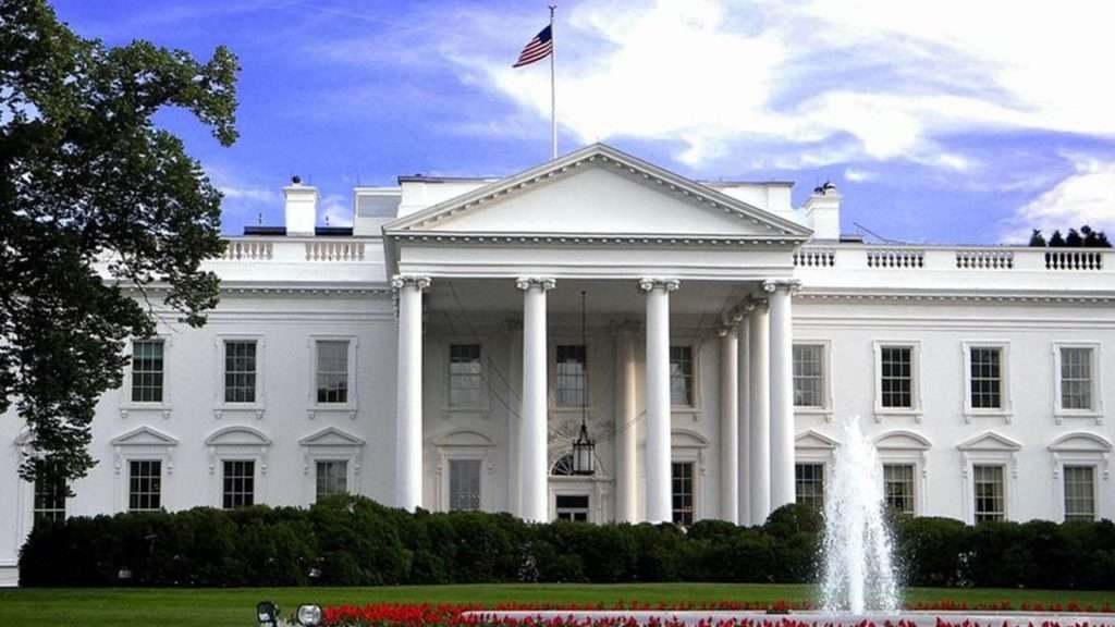 Trump se reúne con su equipo de seguridad en la Casa Blanca; analiza unirse a la guerra