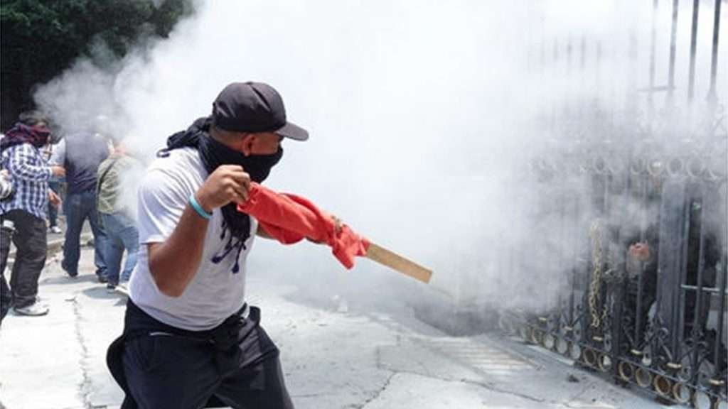 Maestros de la CETEG intentan irrumpir en Segob