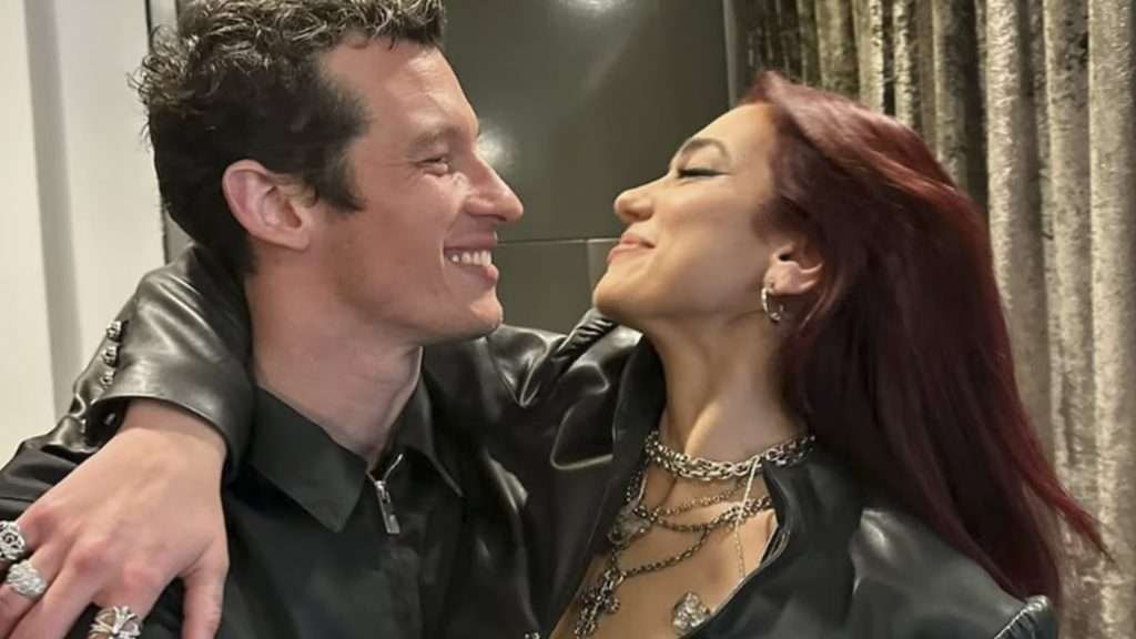 Dua Lipa confirmó su compromiso con el actor Callum Turner