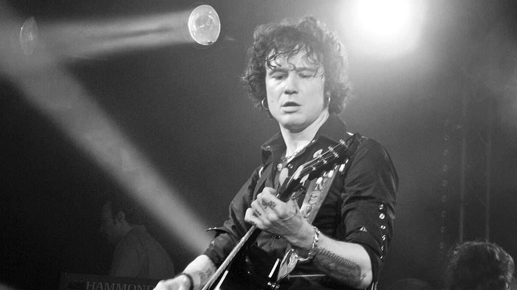 Enrique Bunbury causa polémica al arrebatar celulares durante su show