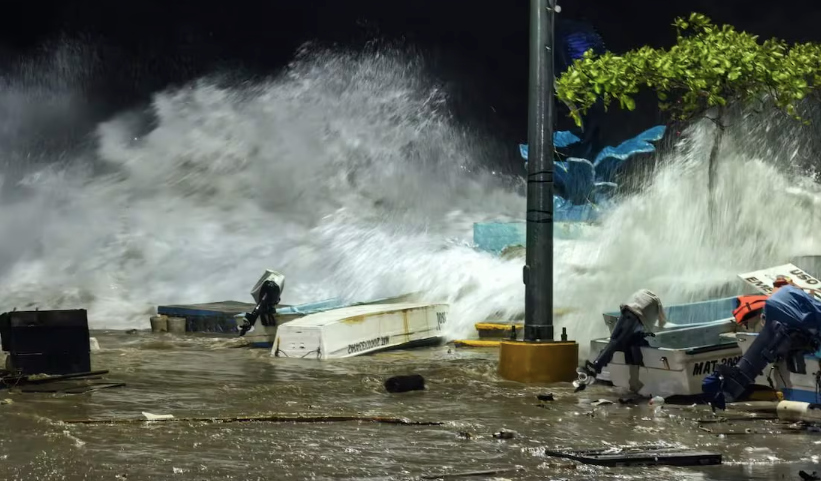 Huracán Erick impacta Oaxaca: mar se desborda en Puerto Escondido