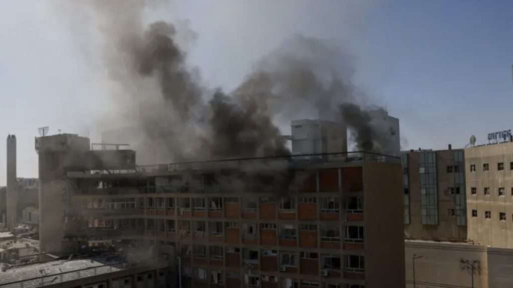 El ataque iraní a hospitales civiles y la respuesta israelí brutal contra instalaciones nucleares abren un ciclo peligroso. Con Jamenei en la mira y Trump en suspenso, la contención se vuelve frágil. La guerra ya traspasó fronteras, y los próximos días podrían decidir el destino de miles.