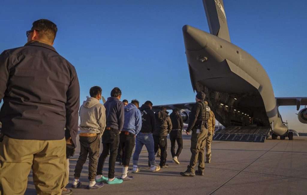 ICE rompe récord histórico: 59,000 inmigrantes detenidos en EE.UU.