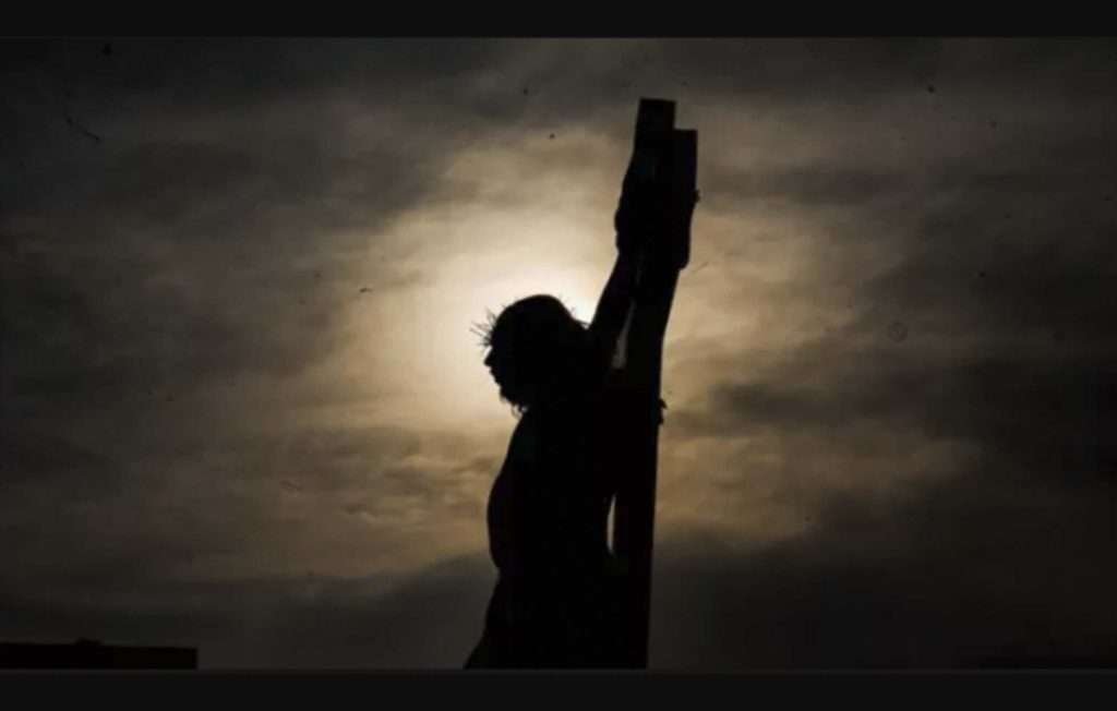 Captan nube con forma de Jesús durante ceremonia