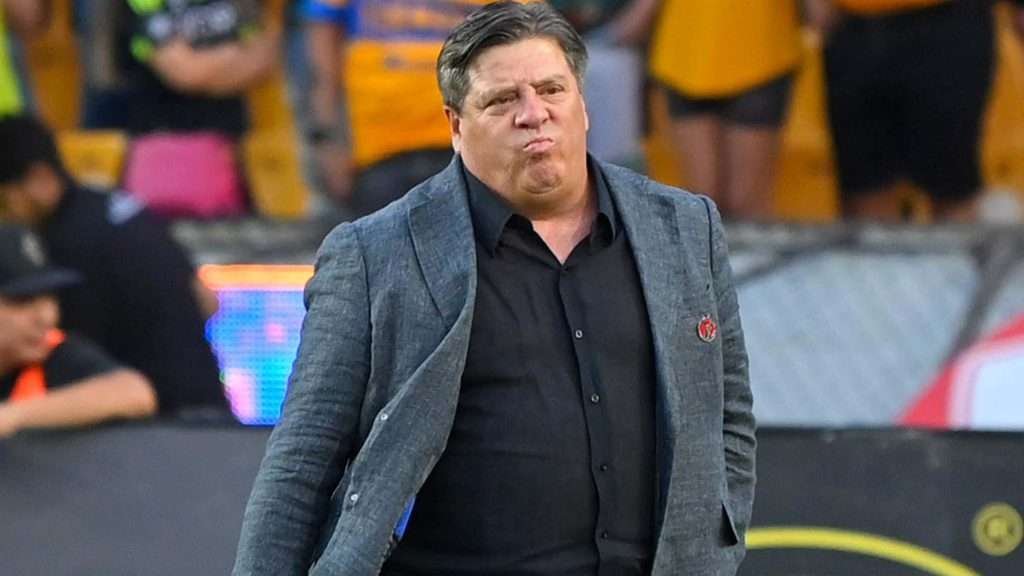 Piojo Herrera es abucheado por la afición en su reencuentro con el Tri