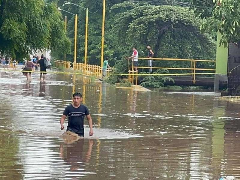 Huracán Erick desborda el río de los Perros
