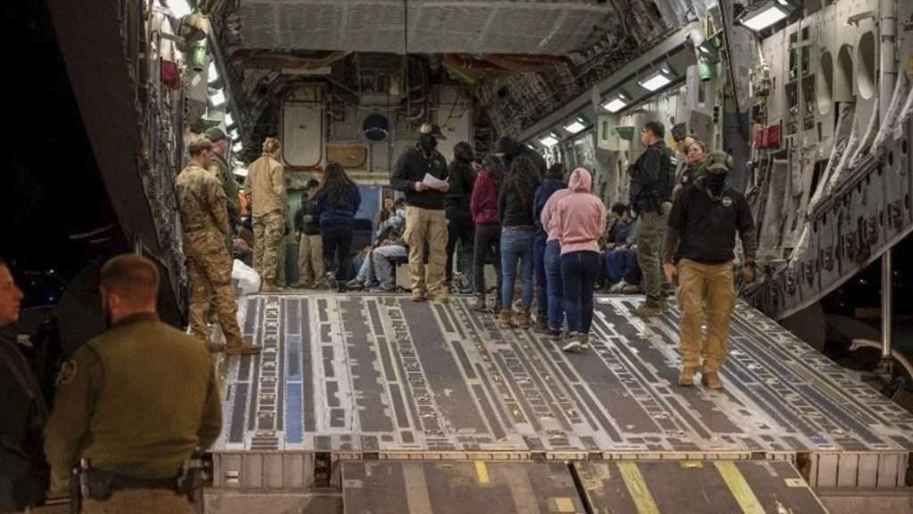 Arriba vuelo a Chile con 43 chilenos expulsados desde EU