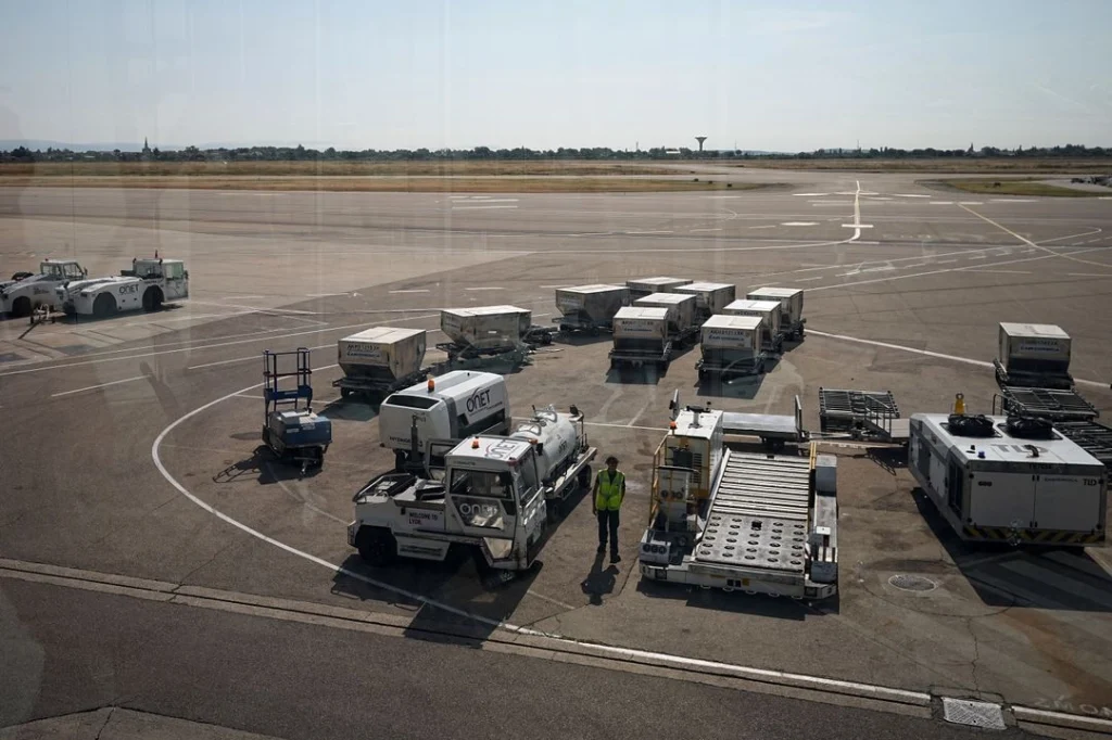 Caos aéreo en Francia: más de mil vuelos cancelados por huelga