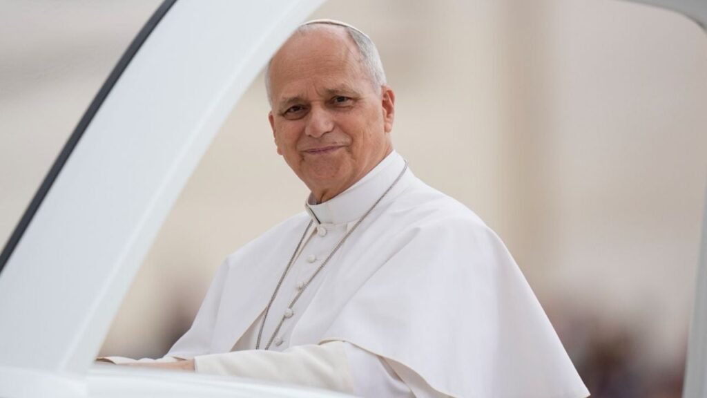 Papa León XIV reza